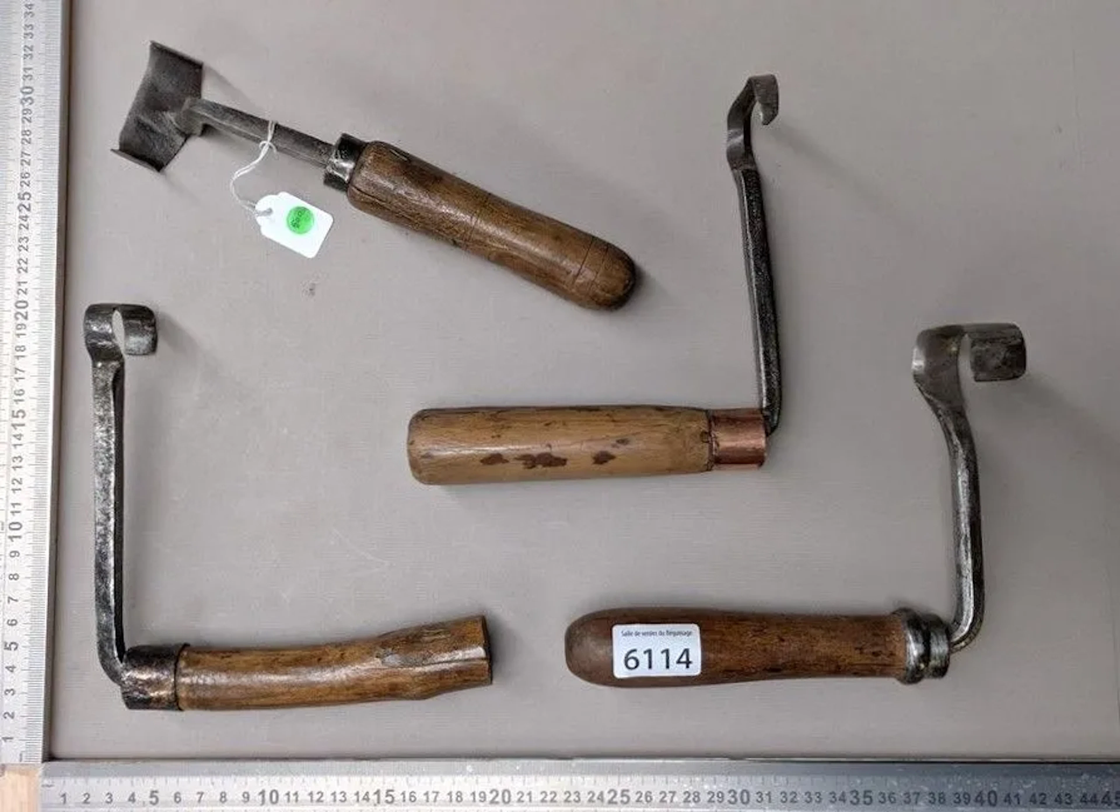4 antique claws—see photos for dimensions and condition
