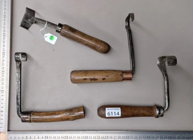 4 antique claws—see photos for dimensions and condition