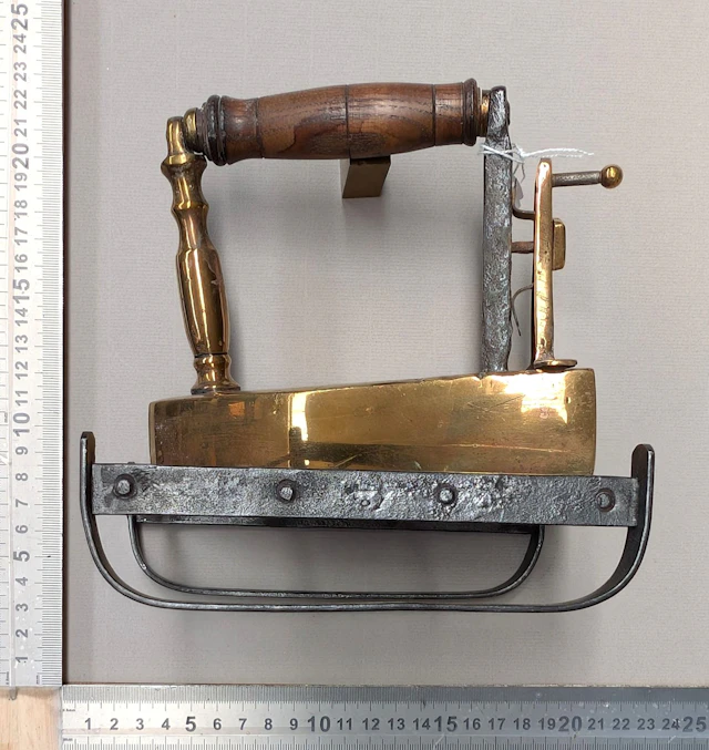 Antique iron - See photos for dimensions and condition