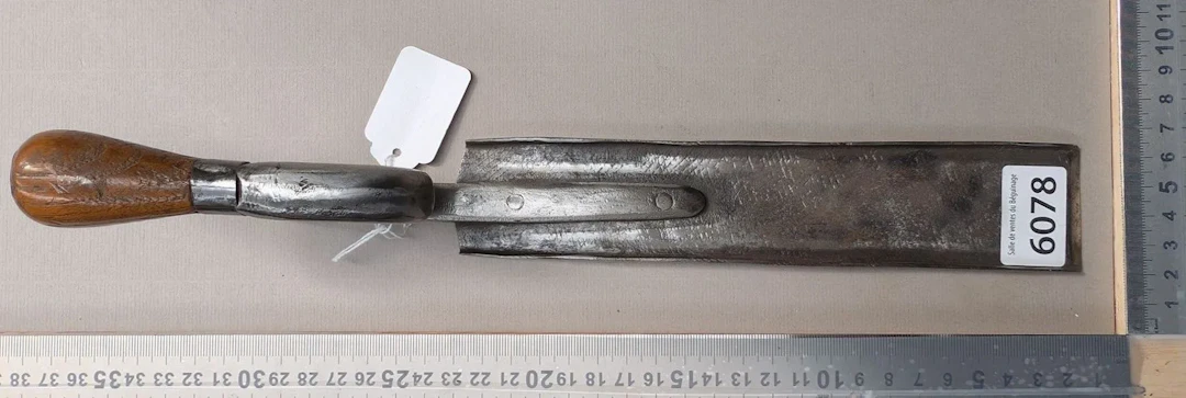 1 farrier's hoof pick for cleaning horses' hooves—see photos for dimensions