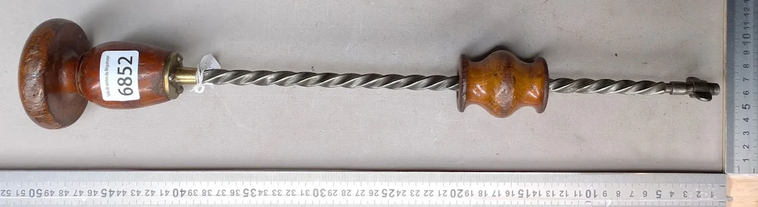 1 vintage spiral ratchet screwdriver—see photos for dimensions and condition