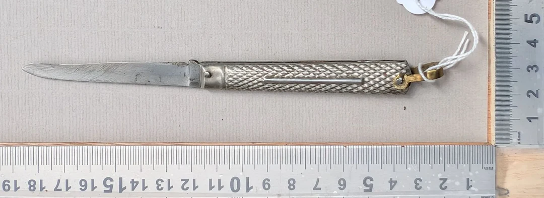 Antique single-blade pocket knife—see photos for dimensions and condition