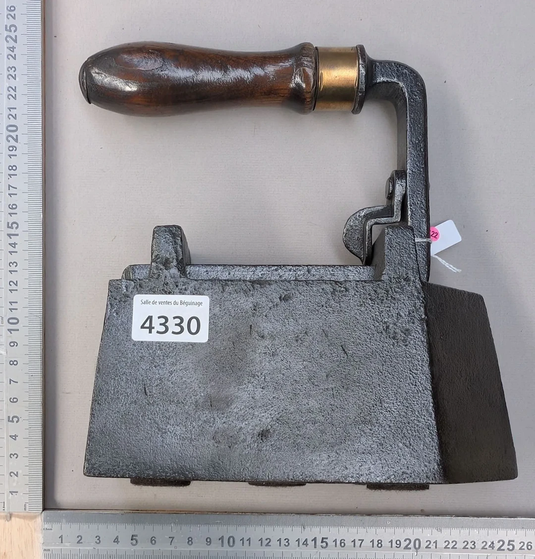 Antique iron - See photos for dimensions and condition