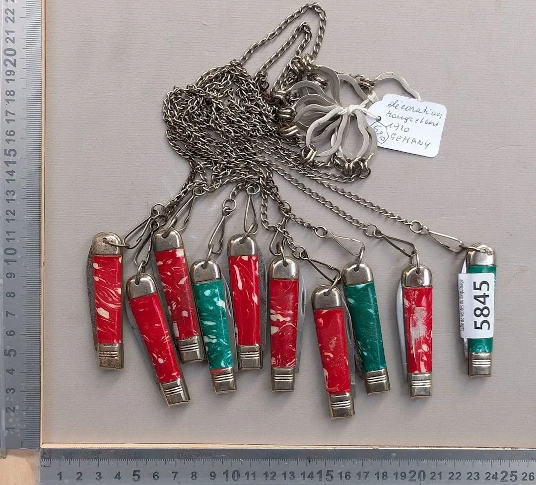 Set of 10 small pocket knives with chains and red and green decorative