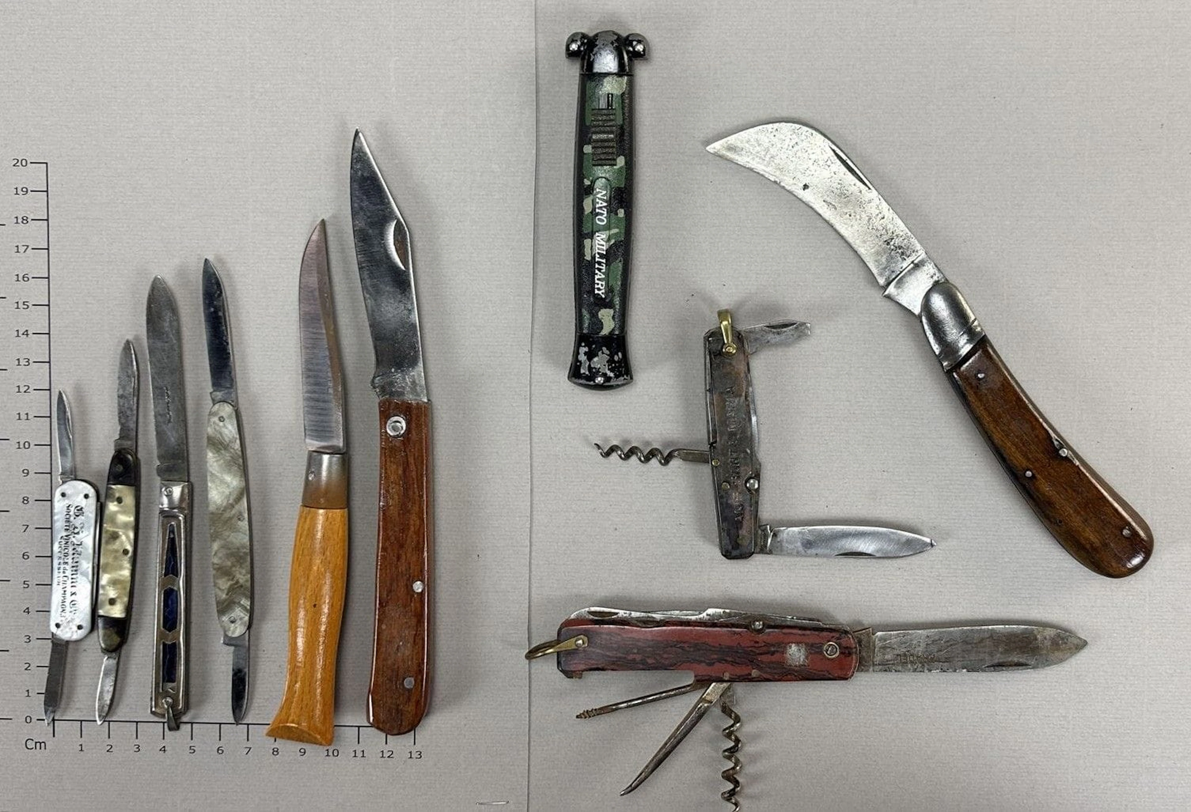 Set of antique knives or pocket knives—see photos for dimensions and condition