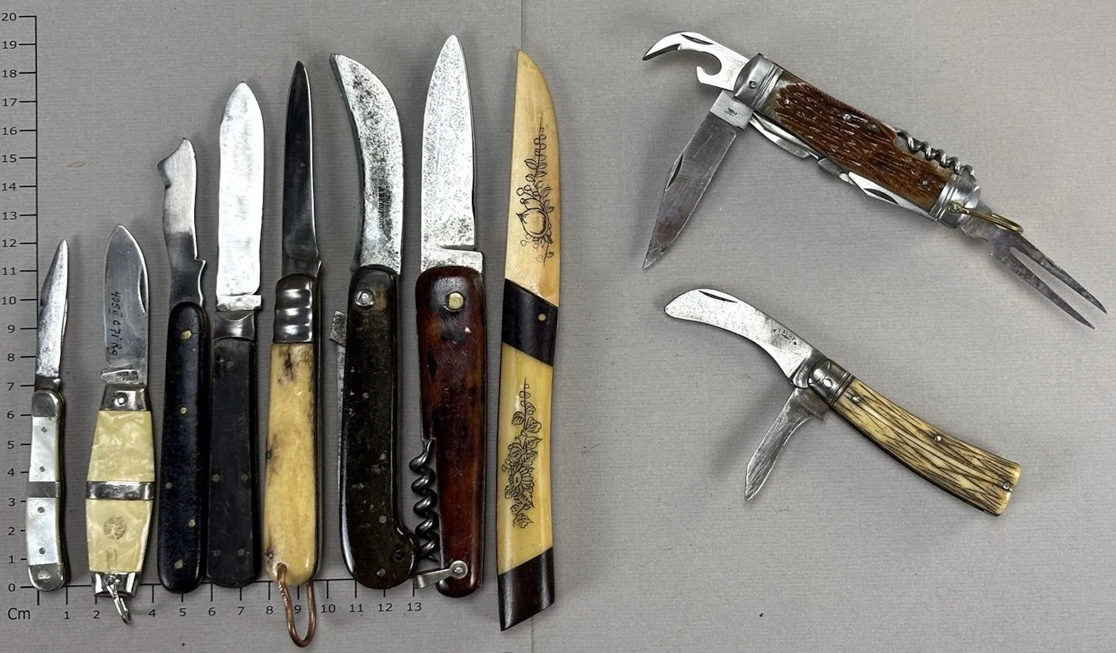 Set of antique knives or pocket knives—see photos for dimensions and condition