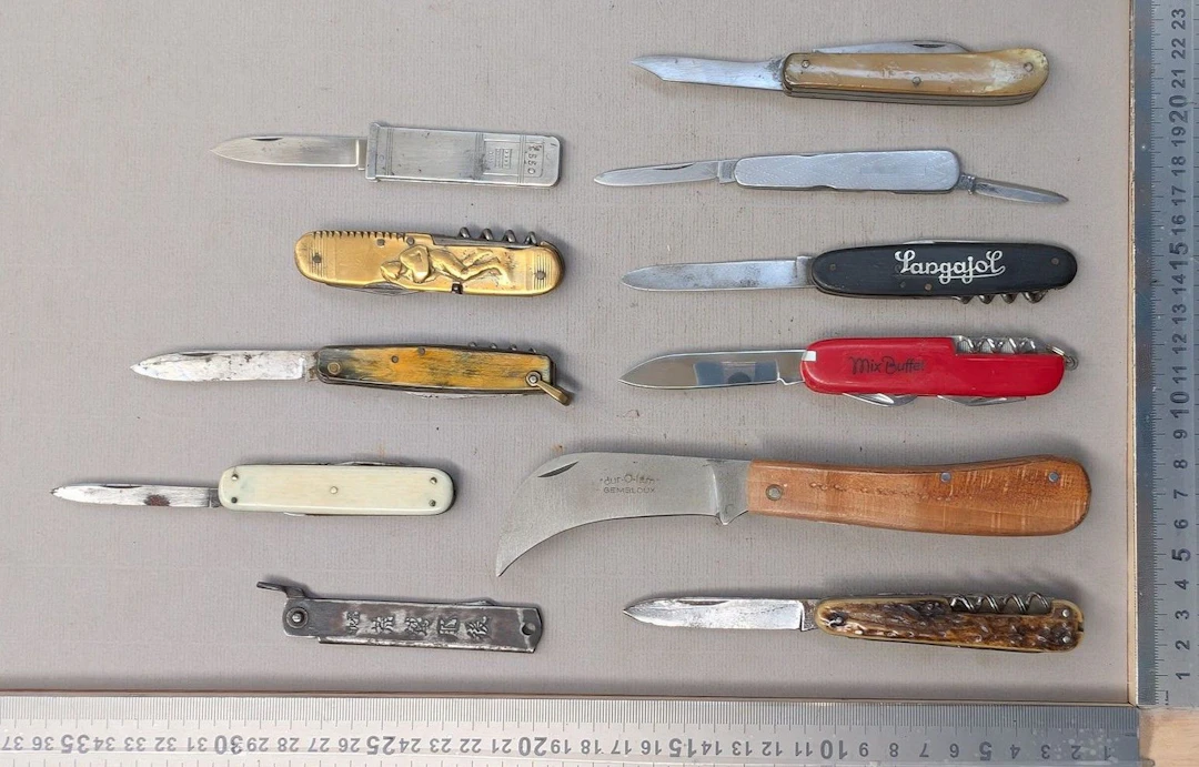 Set of antique knives or pocket knives—see photos for dimensions and condition