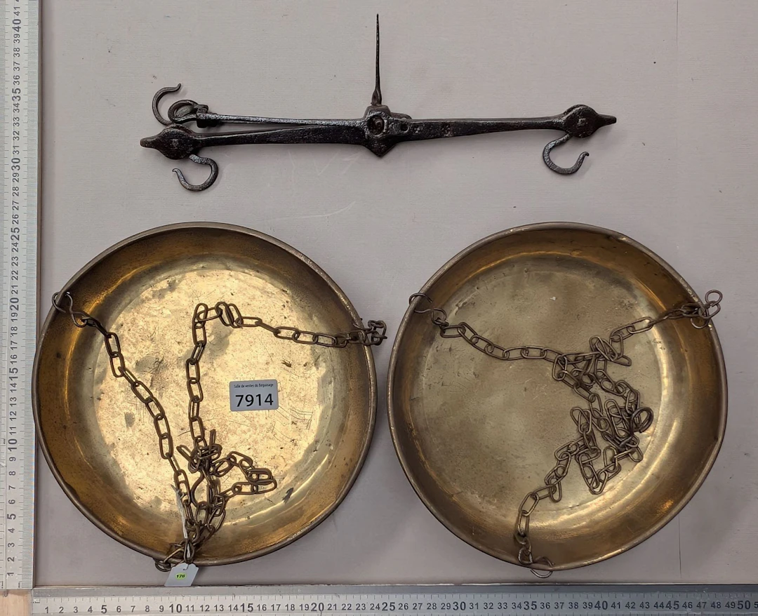 1 antique 18th-century scale with 2 brass pans—see photos for dimensions
