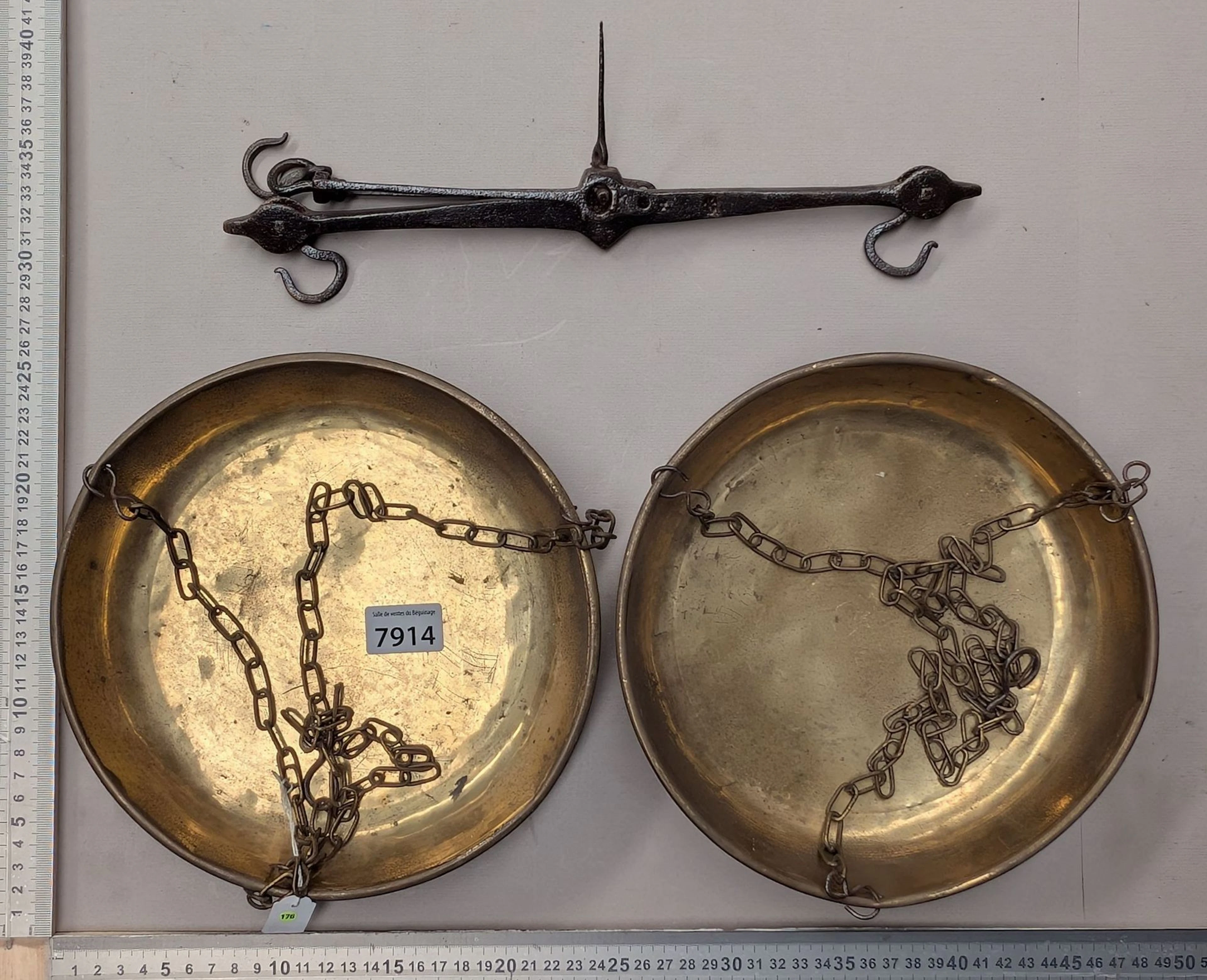 1 antique 18th-century scale with 2 brass pans—see photos for dimensions