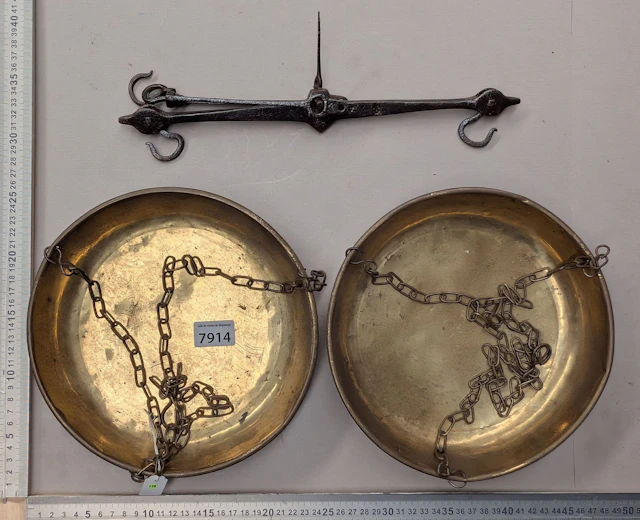 1 antique 18th-century scale with 2 brass pans—see photos for dimensions