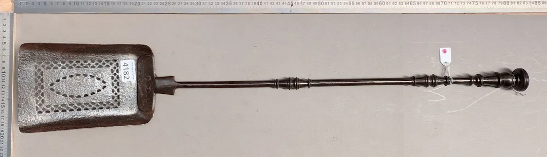 Antique kitchen utensil and fireplace - See photos for dimensions and condition