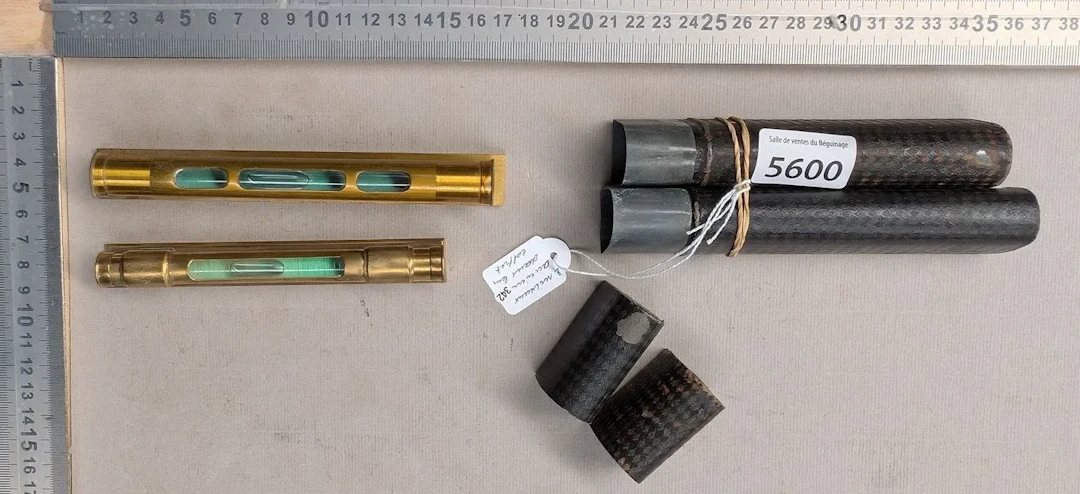 2 antique brass levels in their case—see photos for dimensions and condition