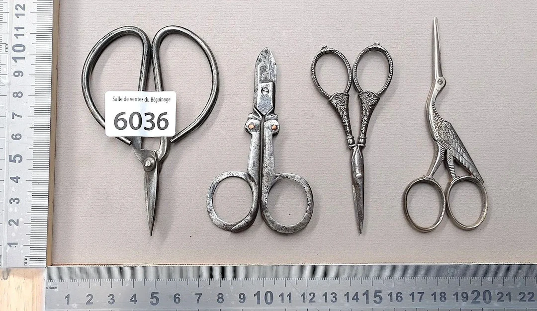4 antique mini scissors—see photos for dimensions and condition