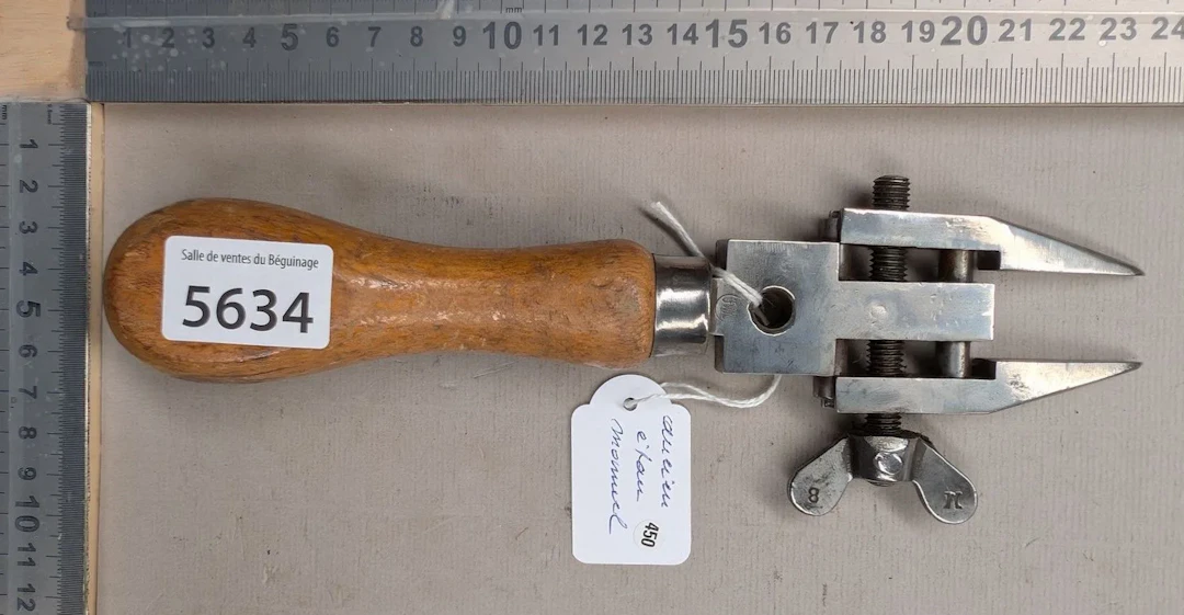Vintage manual vise - See photos for dimensions and condition