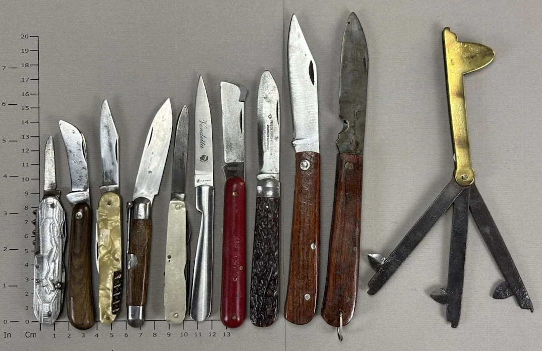 Set of antique knives or pocket knives—see photos for dimensions and condition