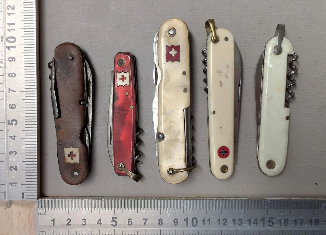 18 antique mini knives—see photos for dimensions and condition