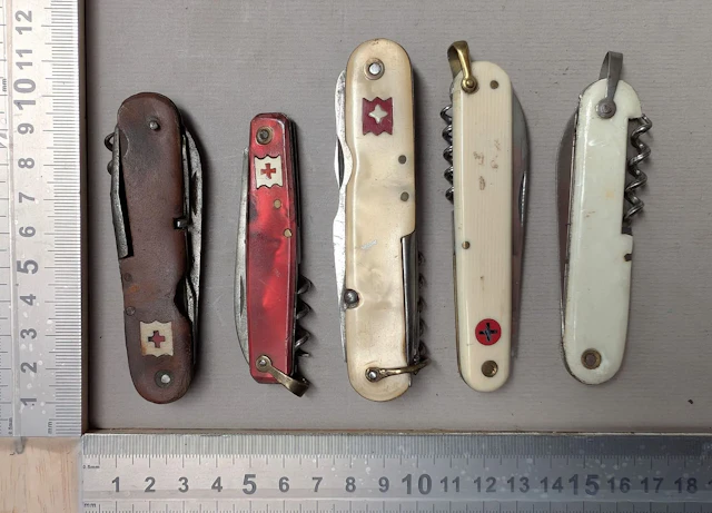 18 antique mini knives—see photos for dimensions and condition