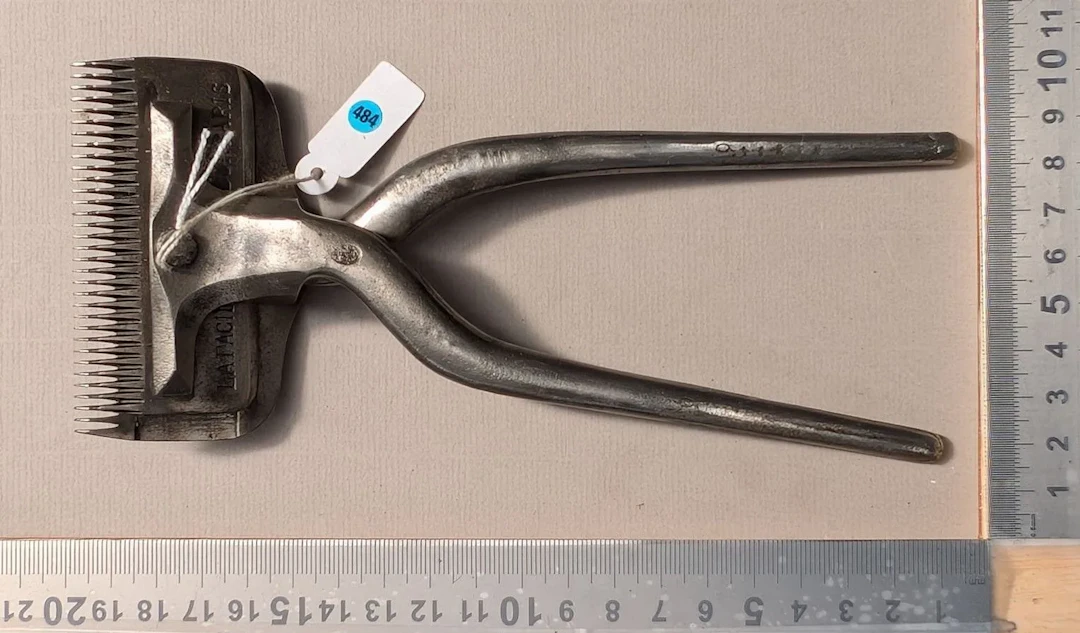 1 vintage mechanical lawn mower—see photos for dimensions and condition