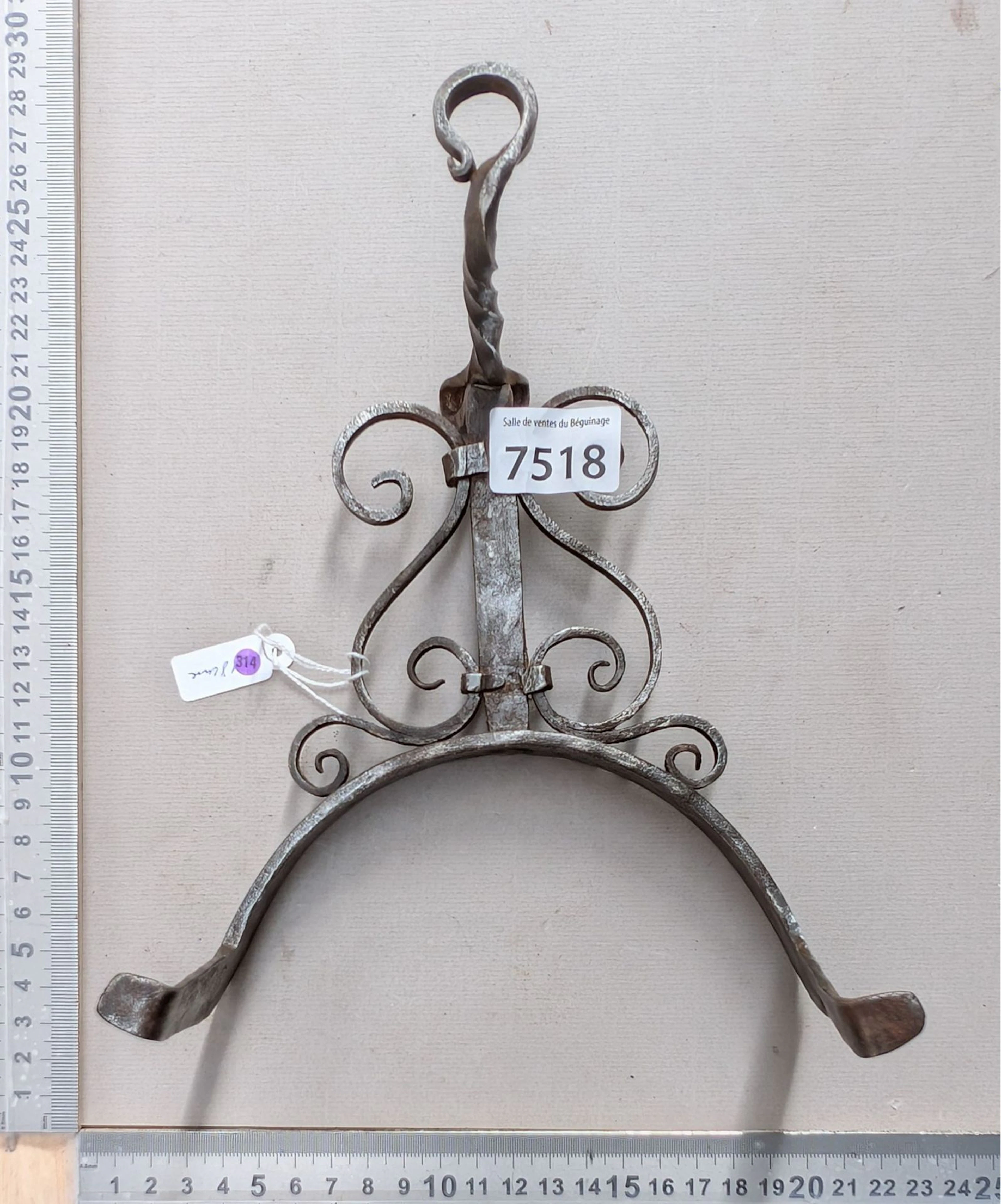 1 18th-century wrought-iron pot stand - See photos for dimensions and condition