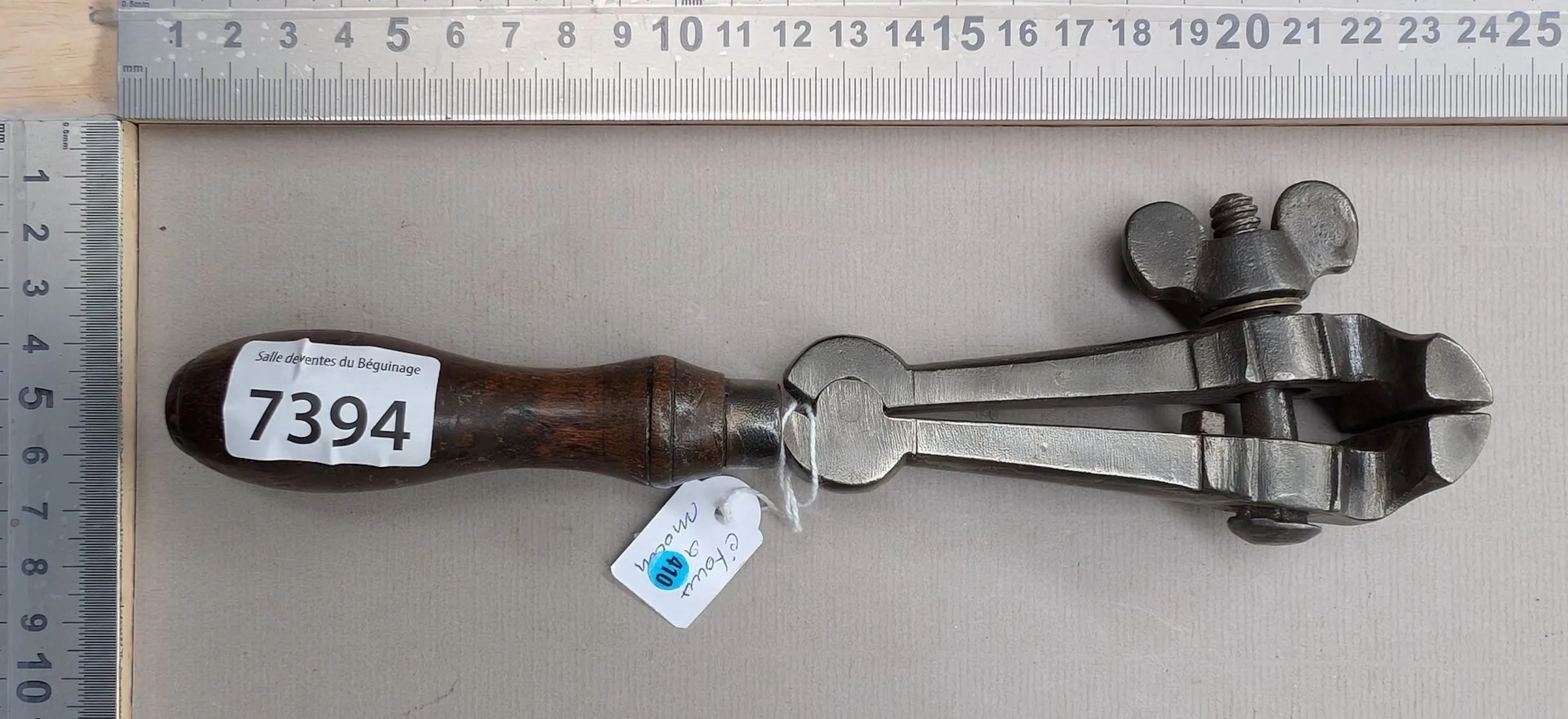 1 antique watchmaker's hand vise—see photos for dimensions and condition
