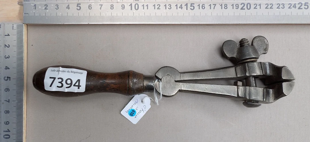 1 antique watchmaker's hand vise—see photos for dimensions and condition