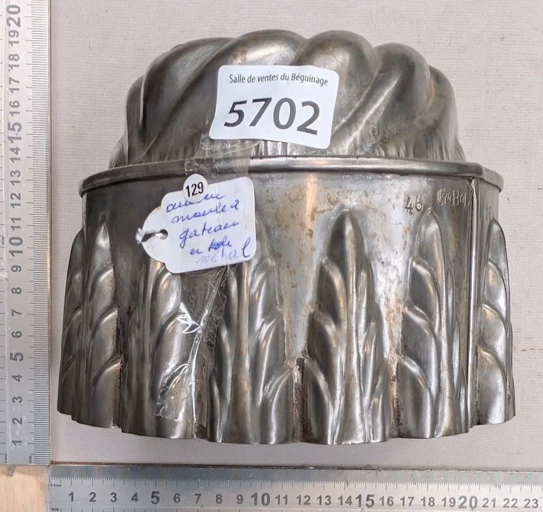 Vintage metal cake pan—see photos for dimensions and condition