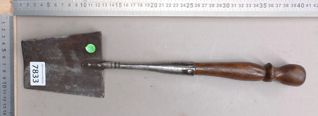 Cute little 18th-century shovel—see photos for dimensions and condition