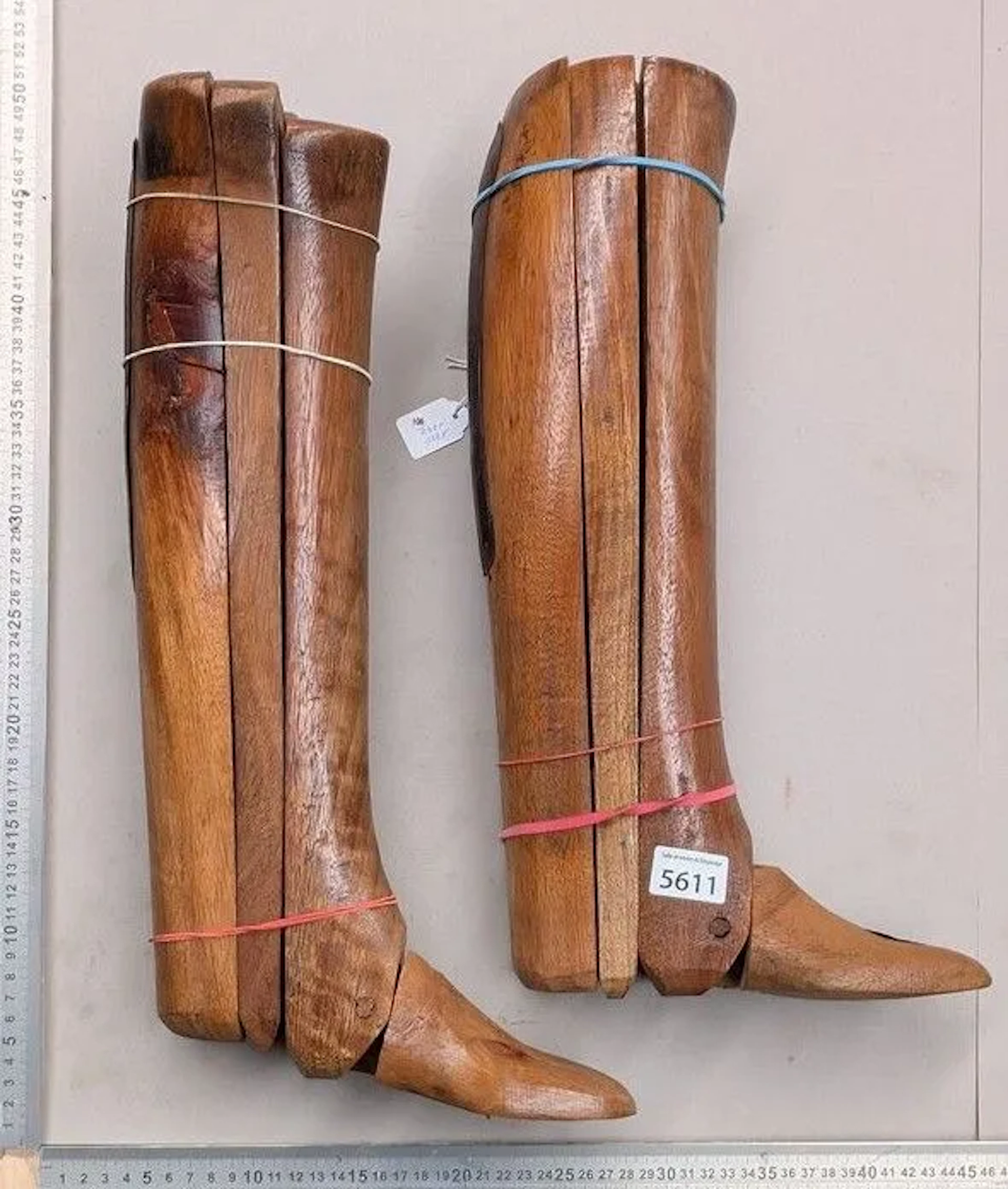 1 pair of wooden boot trees - See photos for dimensions and condition