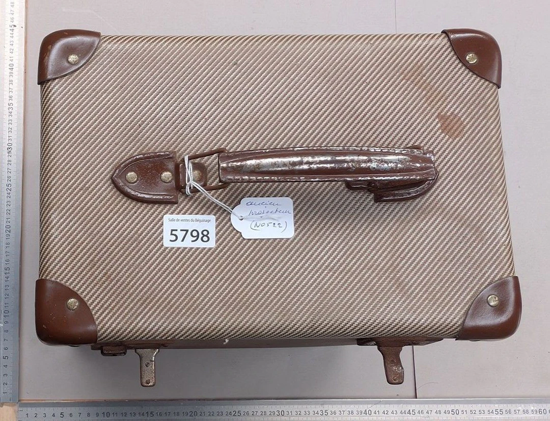 Vintage projector - See photos for dimensions and condition