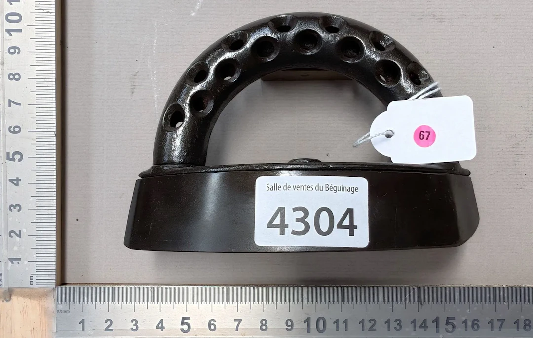 Antique iron - See photos for dimensions and condition