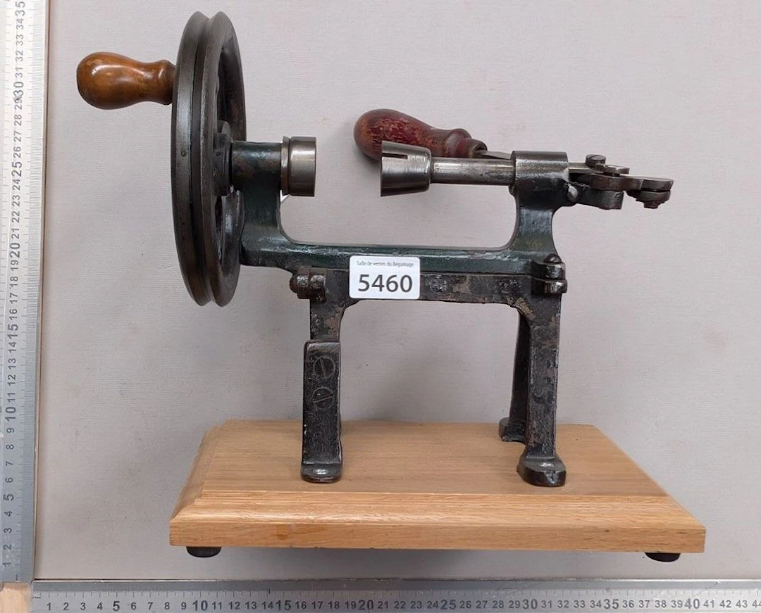 1 cartridge holder on a wooden base—see photos for dimensions and condition