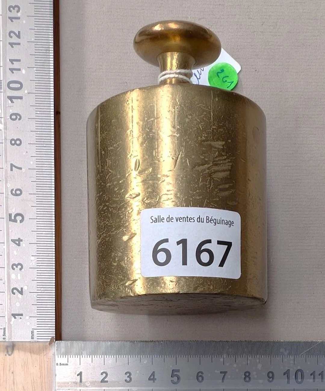 1 antique 2-kg copper weight—see photos for dimensions and condition