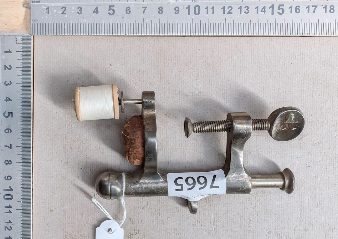 1 forged brass-steel needle holder - See photos for dimensions and condition