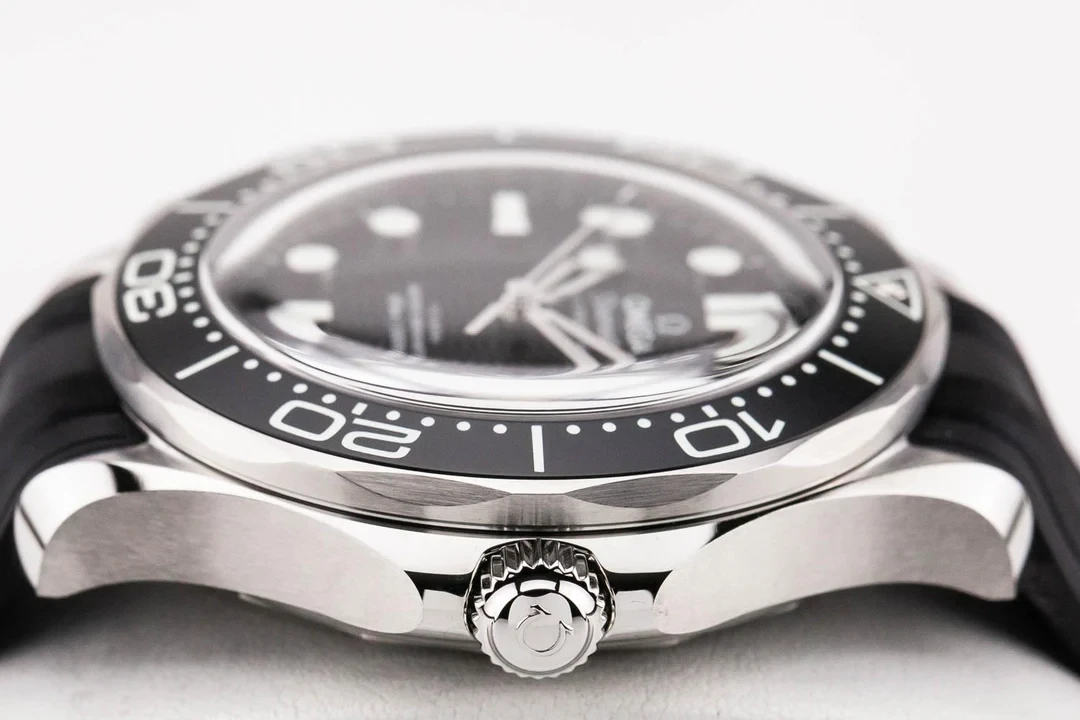 Omega Seamaster Diver 300m Black dial Rubber starp42 mm 210.32.42.20.01.003