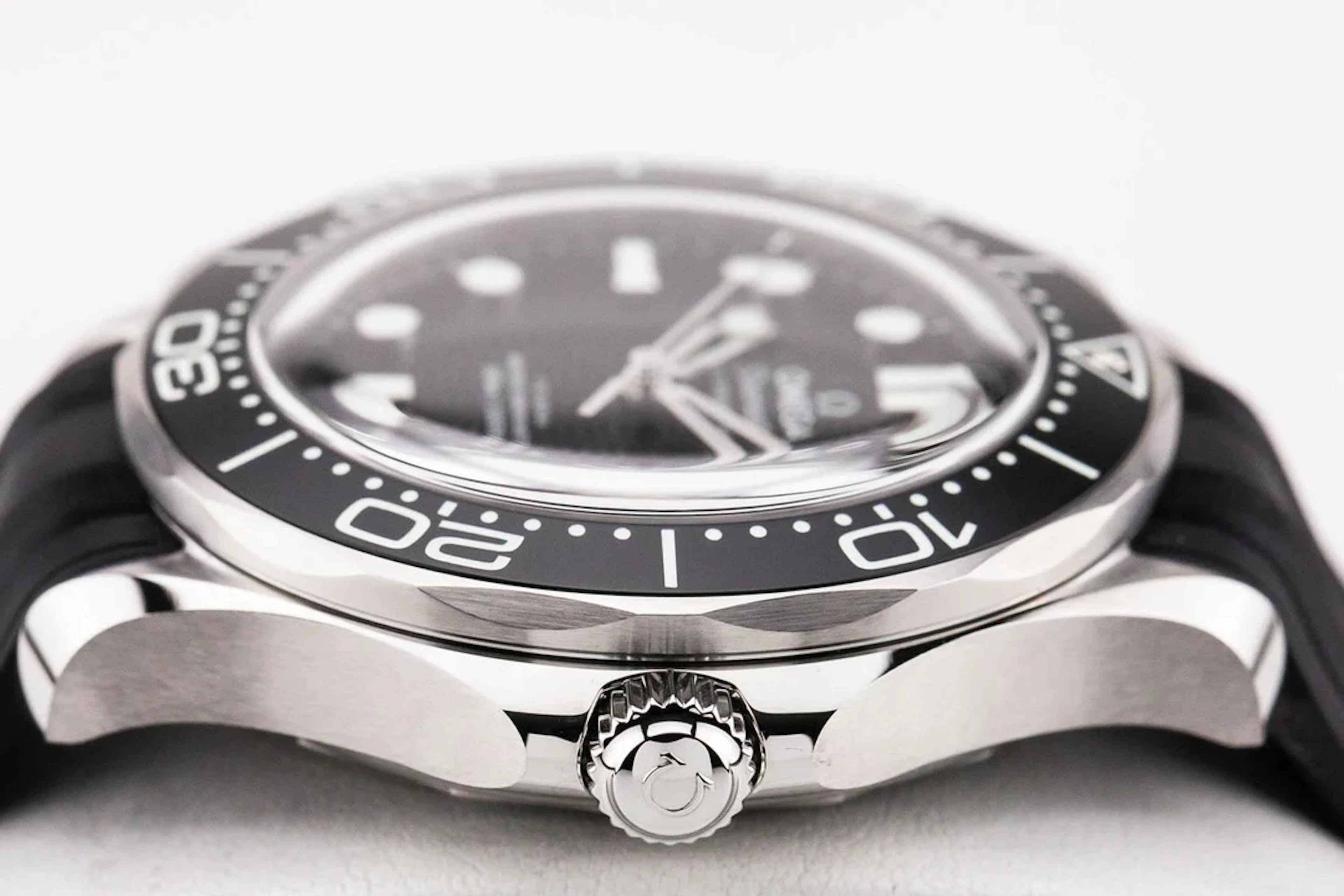 Omega Seamaster Diver 300m Black dial Rubber starp42 mm 210.32.42.20.01.003