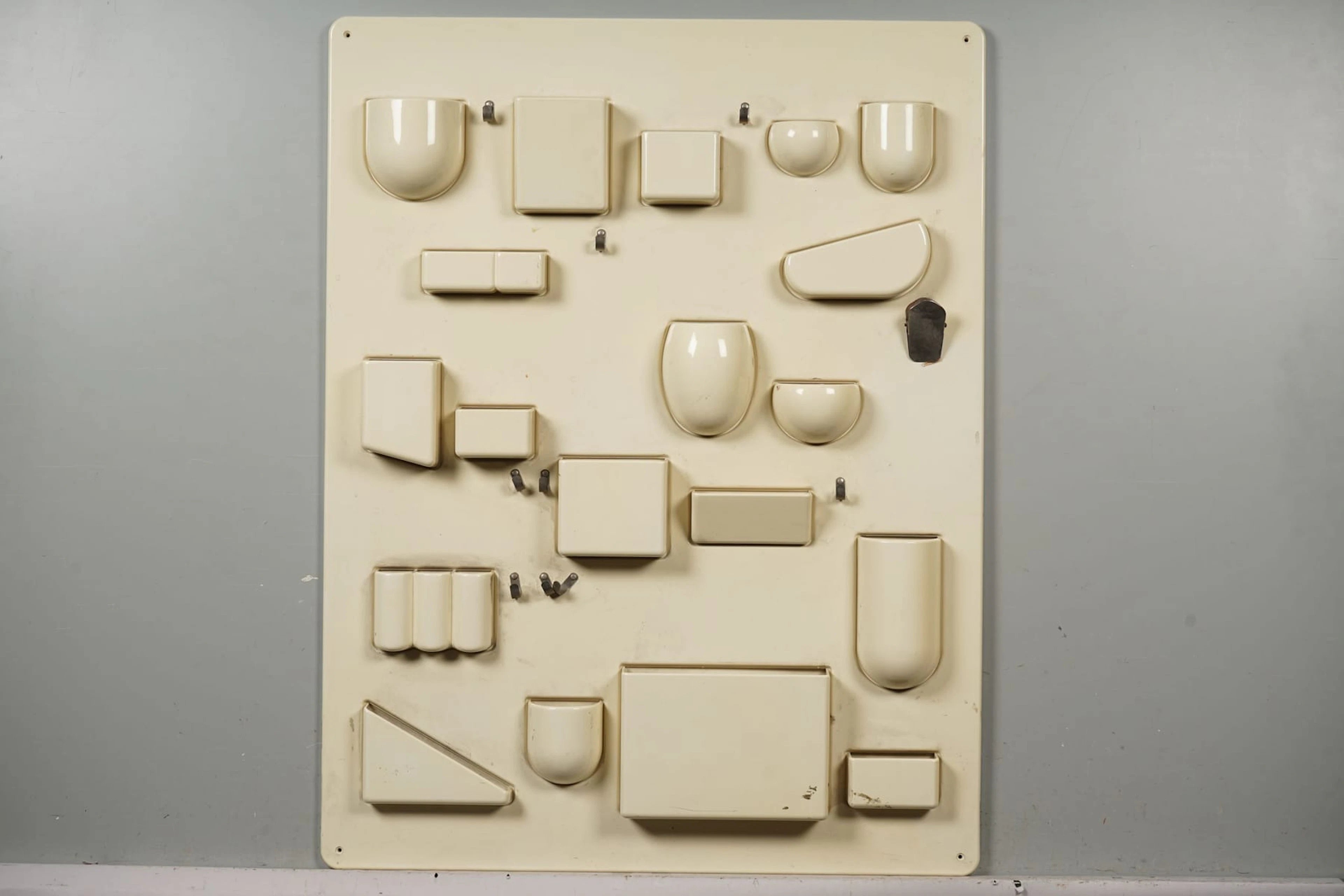 DOROTHEE MAURER-BECKER, M UTEN SILO, sälytysteline, muovia