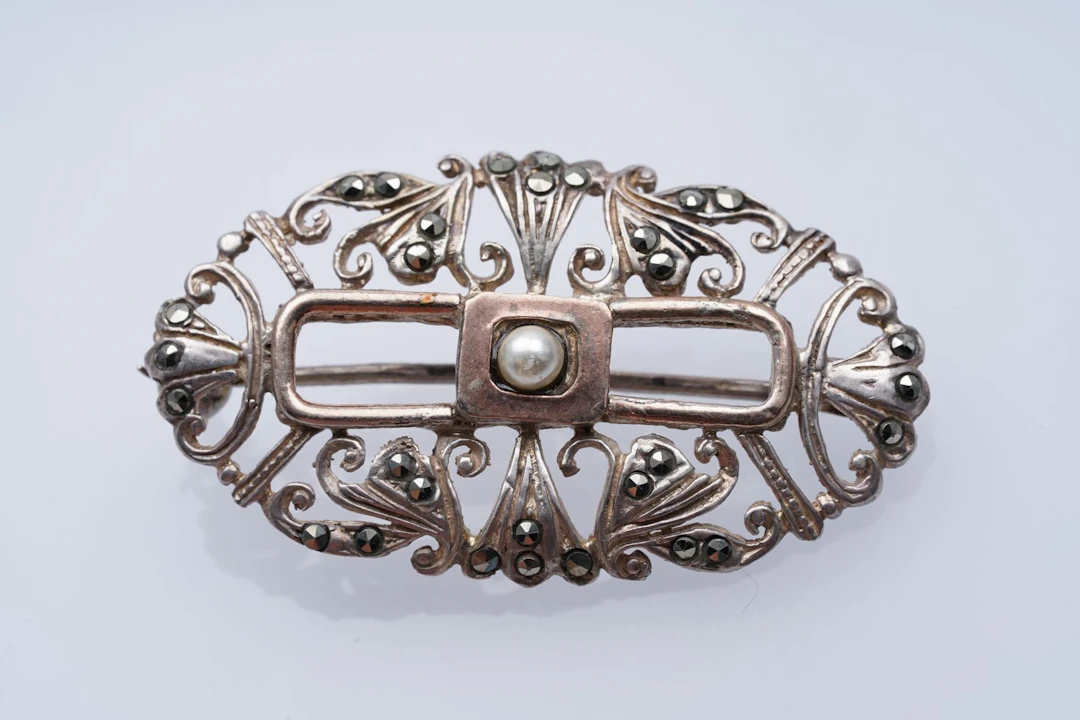 (3267) BROCH SILVER / GOLD Vintage art deco period MARCASSITES PEARL
