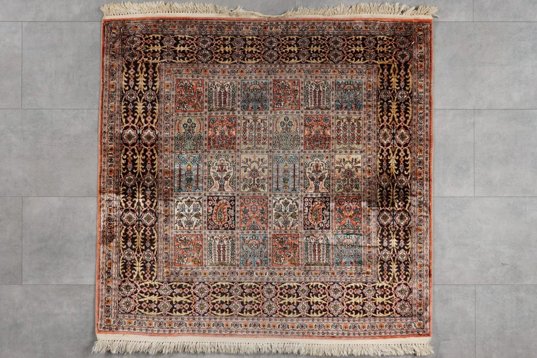 Käsinsolmittu silkkimatto, 117 x 122 cm