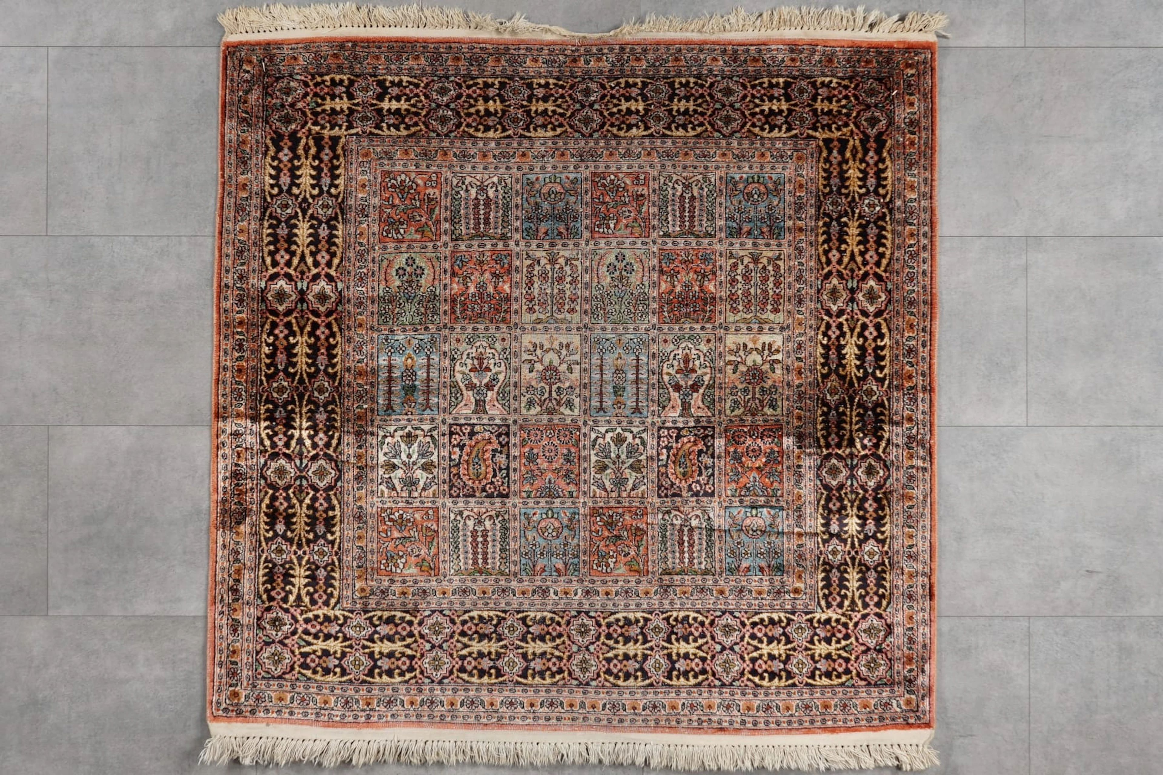Käsinsolmittu silkkimatto, 117 x 122 cm