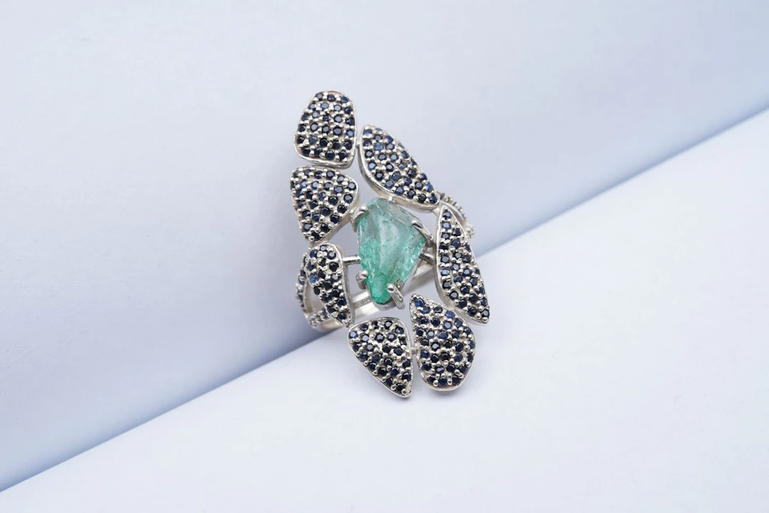 (3173) RING SILVER 925 / 1000 EMERALD ( 2,9 ) SAPPHIRES