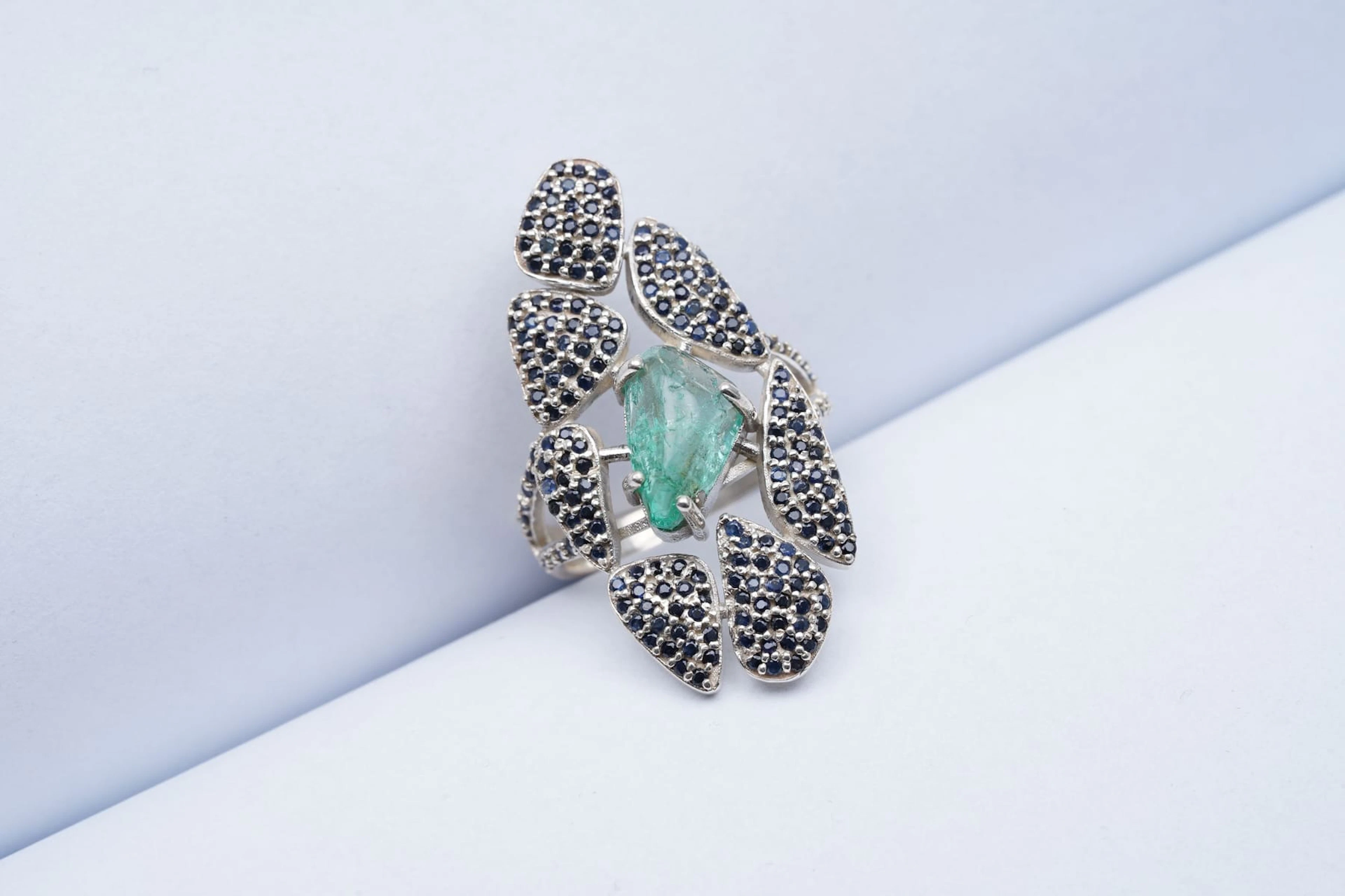 (3173) RING SILVER 925 / 1000 EMERALD ( 2,9 ) SAPPHIRES
