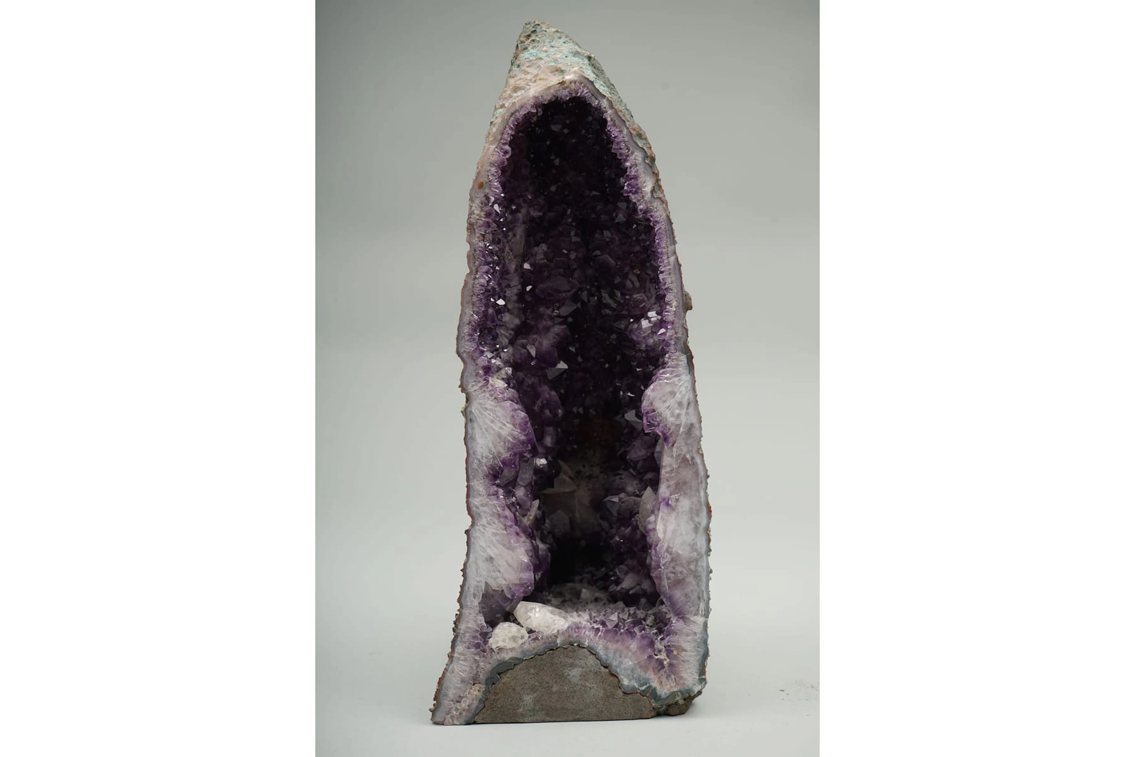 Ametistionkalo, 45 x 18 x 18 cm, yksityiskokoelma