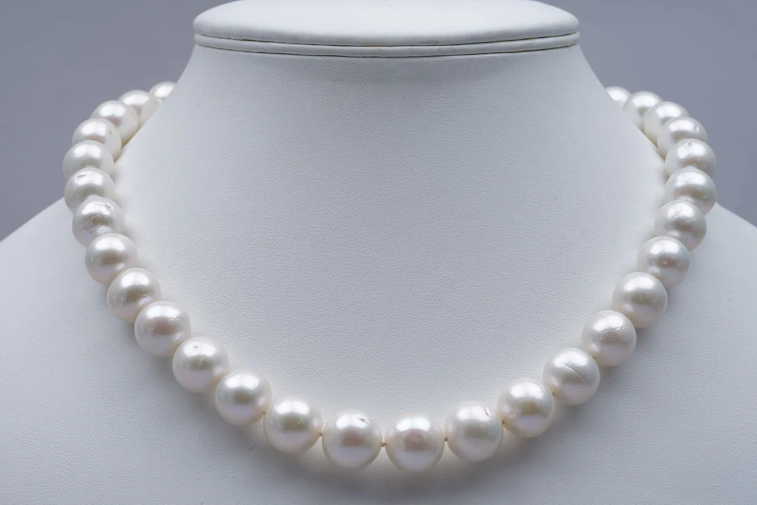 (3853) NECKLACE 34 South sea PEARLS ( approx 11,5 mm ) - CLASP yellow