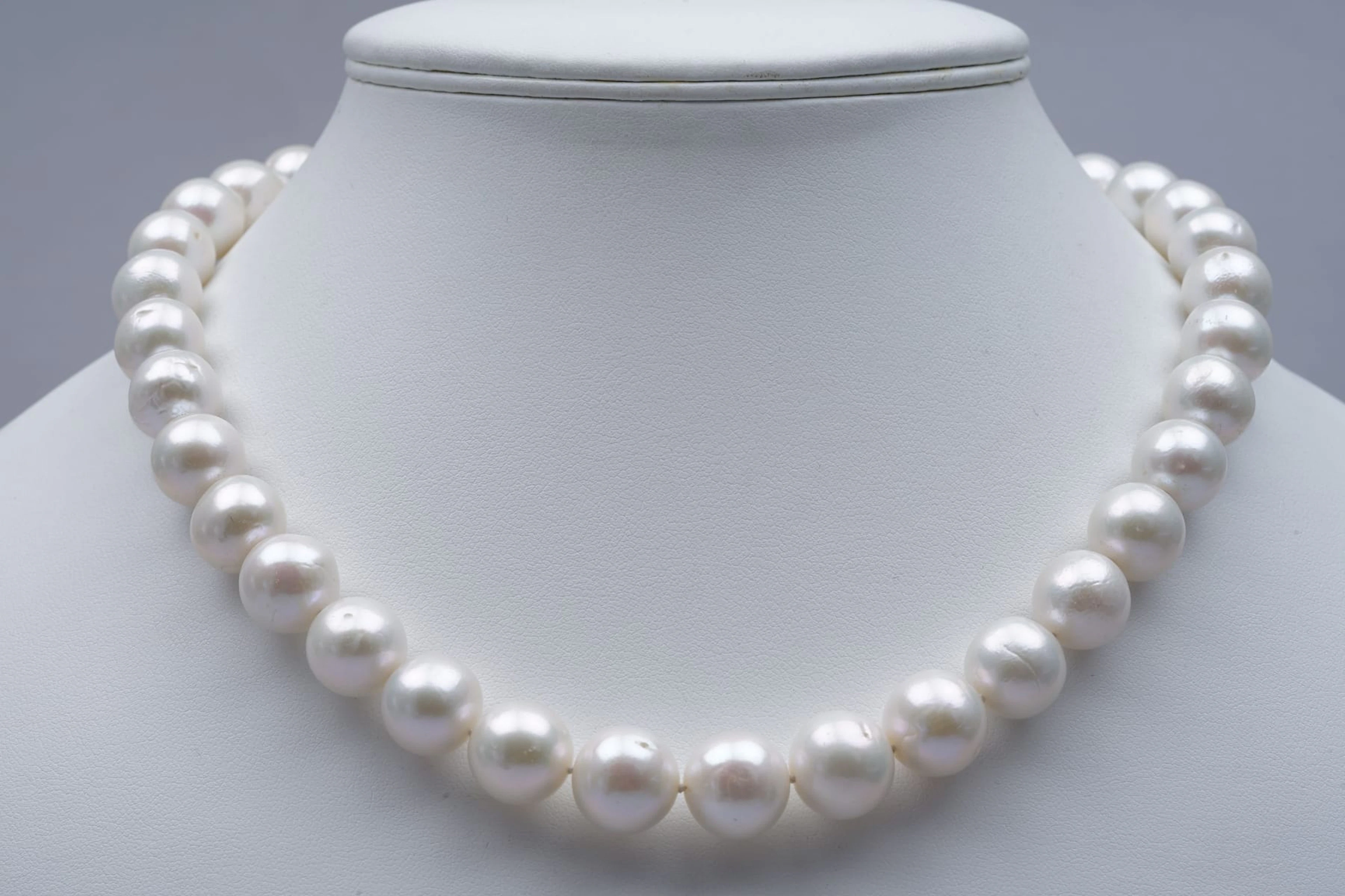 (3853) NECKLACE 34 South sea PEARLS ( approx 11,5 mm ) - CLASP yellow