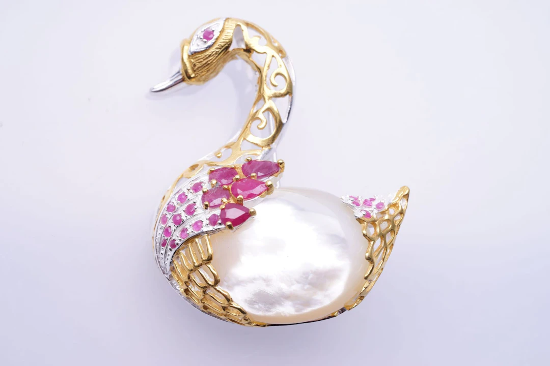 (3809) BROCH / PENDANT SILVER 925 / 1000 " Swan " SHELL RUBIES