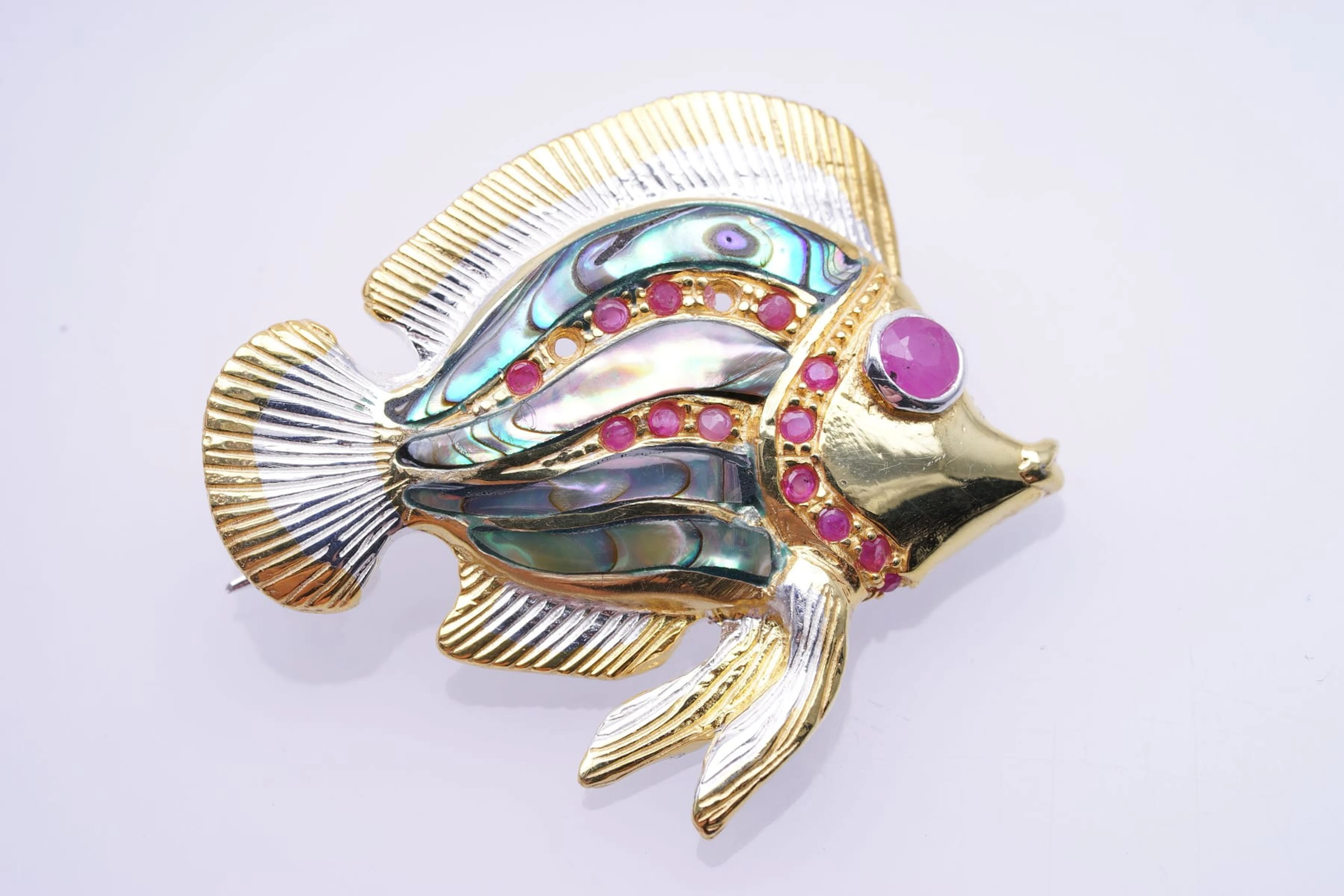 BROCH / PENDANT yellow white SILVER 925 / 1000 " fish " SHELL RUBIES (3811)
