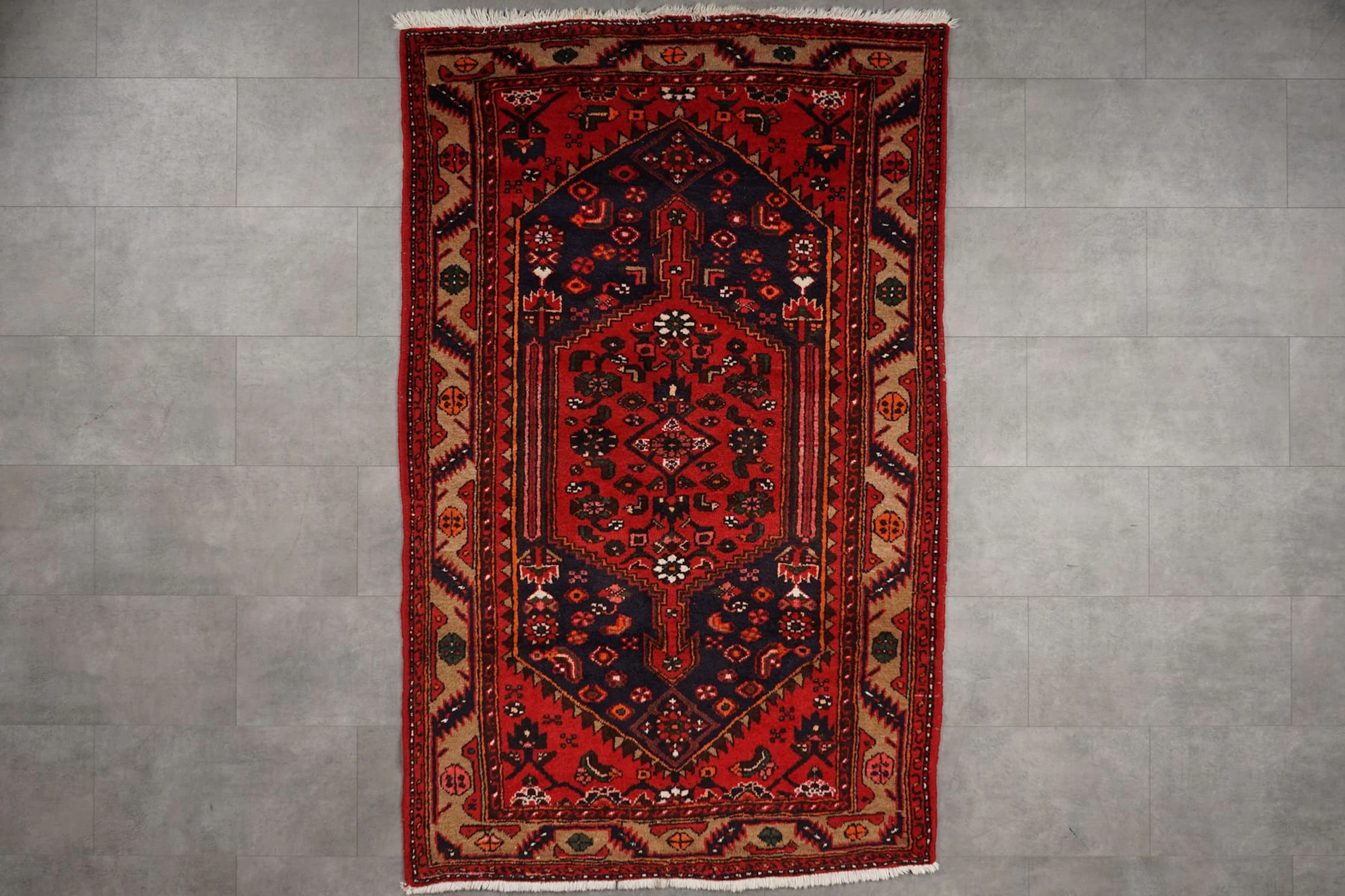 Käsinsolmittu matto, 212 x 135 cm