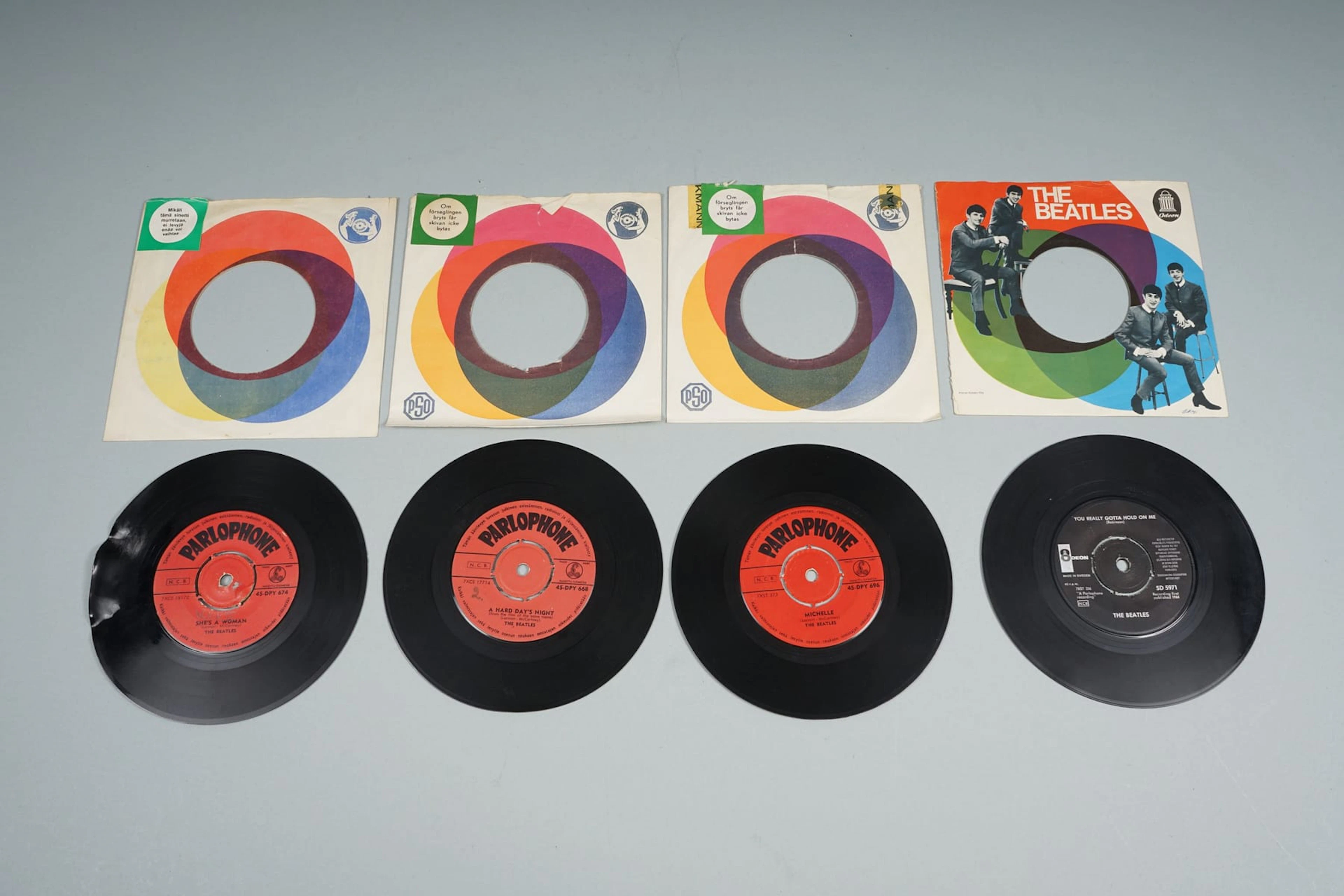 4 kpl THE BEATLES singleä, 3 kpl PARLOPHONE ja yksi kpl ODEON