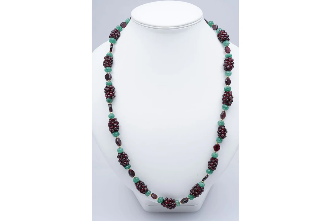 (3502) NECKLACE CHRYSOPRASES melon shape GARNETS - CLASP yellow SILVER