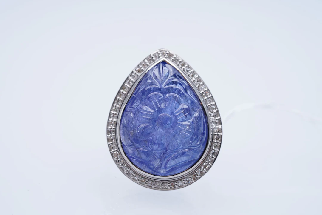 Sormus valkokultaa 375 / 1000 TANZANITE carved ( 18,3 ) DIAMONDS (